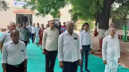 જૂનાગઢ: ડો.સુભાષ મહિલા કોલેજમાં વિદ્યાર્થીનીઓને યોગના આસનોનું ડેમોન્સ્ટ્રેશન અપાયું