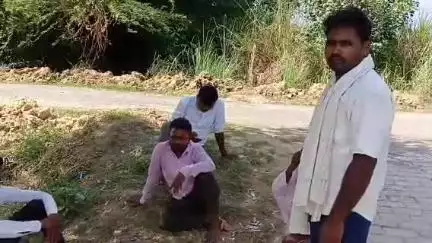 सीतापुर: धन्धार में संदिग्ध अवस्था में खेत में मिले युवती के शव का पुलिस ने कराया पोस्टमार्टम, पीएम रिपोर्ट से खुलेगा मौत का राज
