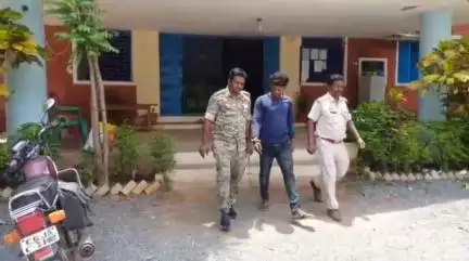 उदयपुर धरमजयगढ़: धरमजयगढ़ पुलिस ने बाइक पर शराब तस्करी कर रहे युवक को पकड़ा, 50 लीटर महुआ शराब जब्त