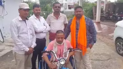 चारामा: कलेक्टर के प्रयासों से दिव्यांग भूपेन्द्र कुमार को मिला ट्राई साइकिल का सहारा