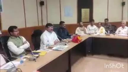 अल्मोड़ा: विकास भवन में हुई बैठक में उत्तराखण्ड गौ सेवा आयोग अध्यक्ष ने गौवंश को सड़कों पर छोड़ने वालों पर कार्रवाई के दिए निर्देश