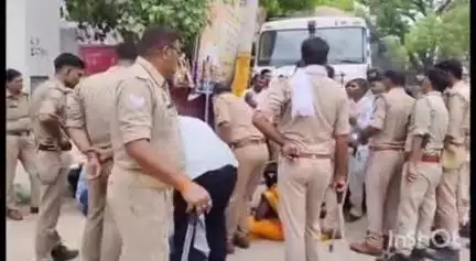 कुंडा: धनगढ़ गांव की छात्रा को पीरानगर के युवक द्वारा बहला-फुसलाकर ले जाने से नाराज परिजनों ने संग्रामगढ थाने में दिया धऱना
