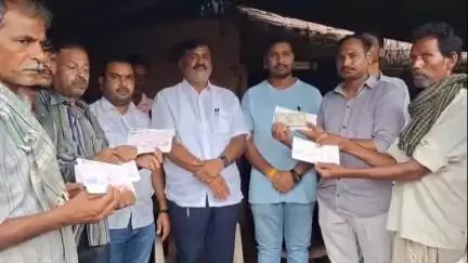 કવાંટ: ગૈડેથા ગામે પાંચ મકાનો ઉપર આકસ્મિક આગ લાગવાના બનાવ અંગે ધારાસભ્ય જયંતીભાઈ રાઠવાએ મુલાકાત કરી ચેક વિતરણ કર્યા છે.
