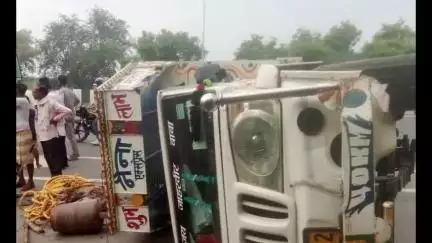 करहल: करहल क्षेत्र में पिकअप का टायर फटने से एक दर्जन मजदूर घायल, 2 की हालत गंभीर, सैफई पीजीआई में उपचार जारी