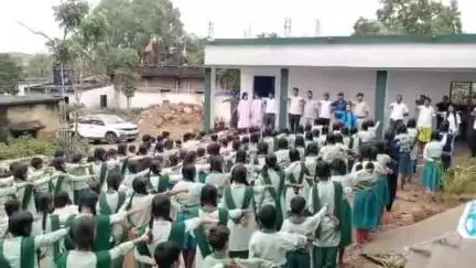 मेदिनीनगर (डालटनगंज): सदर थाना प्रभारी संतोष गुप्ता ने चियांकी में नशा उन्मूलन को लेकर जागरूकता अभियान चलाया