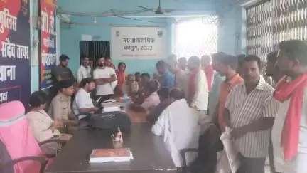 चकिया पिपरा: पिपरा थाना परिसर में शनिवार को थानाध्यक्ष व अंचलाधिकारी की उपस्थिति में भूमि विवाद से संबंधित जनता दरबार आयोजित