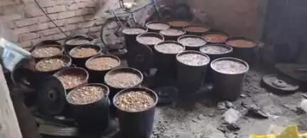 पाकुड़: उत्पाद विभाग ने मुफस्सिल-बेलडांगा गांव में छापेमारी कर सालबीनी मड़ैया के घर से महुआ शराब जब्त की