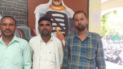 महोबा: तहसील में किसानों ने फसल जमा कर ठगी करने वाले फरार व्यापारी पर कार्रवाई की मांग की