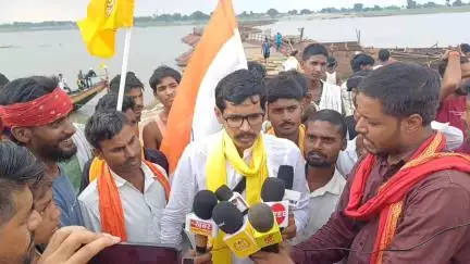 मुख्यमंत्री नीतीश कुमार पथ निर्माण मंत्री नितिन नवीन का जन सुराज पार्टी नेता पुरुषोत्तम कुमार ने पटना के बख्तियारपुर ग्यासपुर गंगा घाट पर पुतला दहन किया ग्यासपुर में पक्का पुल का मांग किया