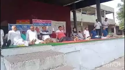 रेणापूर: श्रीराम विद्यालयात  तालुकास्तरीय आंतरराष्ट्रीय योगदिन कार्यक्रमात तहसीलदार भगत यांच्यासह अधिकारी वर्गाची उपस्थिती