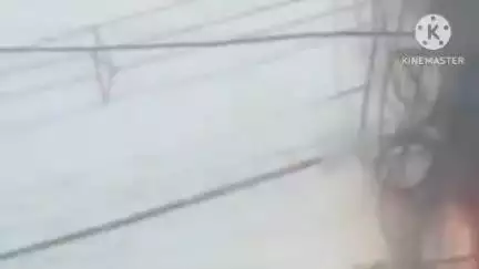 ঠাকুরপুকুর-মহেশতলা: চট্টা কালিকাপুর রোডে চট্টা বাজার পোলের ওপর বৈদ্যুতিক পোস্টে বিধ্বংসী আগুন লেগে যায় ঘটনাস্থলে দমকলের একটি ইঞ্জিন