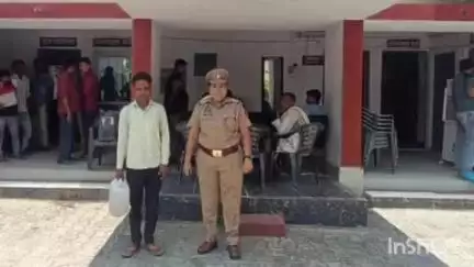 पटियाली: पटियाली कोतवाली पुलिस ने चेकिंग के दौरान एक व्यक्ति को गिरफ्तार किया, 10 लीटर अवैध कच्ची शराब बरामद