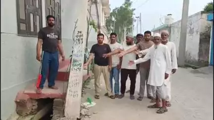 प्रतापनगर के बॉम्बेपुर में मिट्टी से भरे डंपर ने बिजली के खंभे को मारी टक्कर, खंभा टूटकर छत पर गिरा