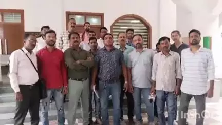 सीएमओ खीरी के खिलाफ कार्यवाही को लेकर पत्रकारों ने किया प्रदर्शन, सौपा ज्ञापन.