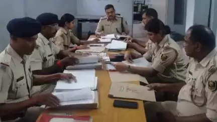 बेलागंज: बेलागंज थाना परिसर में लंबित मामलों को लेकर डीएसपी ने पदाधिकारियों के साथ की बैठक