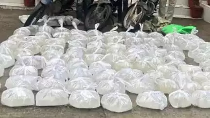 मेसकौर: पुलिस ने शराब तस्करी का भंडाफोड़ किया, 2 आरोपी गिरफ्तार, एक फरार, लगभग 600 लीटर देशी महुआ शराब और 3 बाइक जब्त