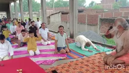 बिशुनपुरा: विशुनपुरा प्रखंड कार्यालय, थाना परिसर और विद्यालयों में योग शिविर का आयोजन