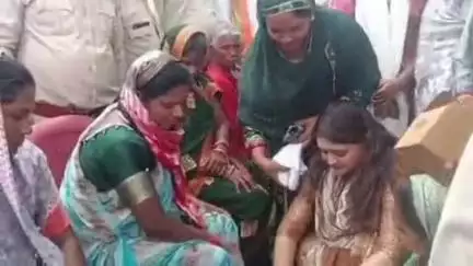 पंडरिया: वनांचल ग्राम पोलमी में विधायक भावना बोहरा ने तेंदूपत्ता संग्राहक महिलाओं के पैर पखारकर हाथों से पहनाई चरण पादुका