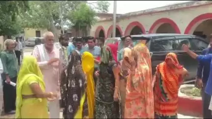 मांट: मांट में जल भराव की समस्या से जूझ रहे ग्रामीण पहुंचे तहसील
