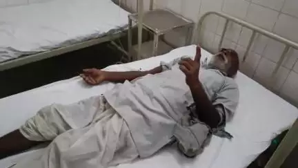 फतेहाबाद: निबोहरा के ग्राम पोखरिया में छत की मरम्मत कर रहे किसान को सांप ने काटा, सीएचसी पर एंटी स्नेक वेनम लगाकर बचाई गई जान