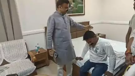 होशंगाबाद नगर: सर्किट हाउस में स्कूल शिक्षा मंत्री ने विकलांग भाजपा कार्यकर्ता से मुलाकात की, वीडियो वायरल