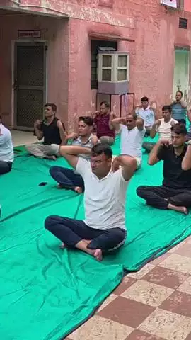 चौमूं: चौमू पुलिस थाने में अंतर्राष्ट्रीय योग दिवस पर पुलिसकर्मियों और सामाजिक संगठनों के लोगों ने किया योगाभ्यास