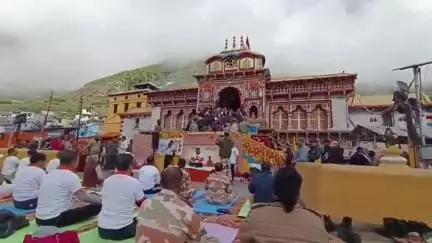 जोशीमठ: श्री बदरीनाथ धाम, श्री नृसिंह मंदिर ज्योर्तिमठ में अंतरराष्ट्रीय योग दिवस पर सेना के साथ तीर्थयात्रियों ने योग किया