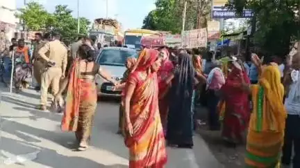 बांगरमऊ: उन्नाव में विवाहिता की संदिग्ध हालात में मौत, पति पर हत्या का आरोप, 4 बच्चों की मां थी, परिजन शव रखकर सड़क पर हंगामा किया