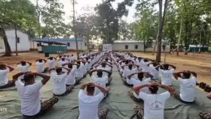 सुकमा: CRPF द्वितीय वाहिनी ने नक्सल प्रभावित क्षेत्रों में योग दिवस पर कार्यक्रम का आयोजन किया