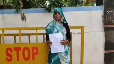 शिवपुरी नगर: बिलारा गांव: महिला का आरोप- नहाते समय युवक और उसकी पत्नी ने की मारपीट, राशन के मांग रहा था पैसा