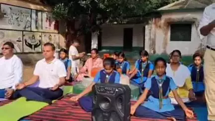 महेशपुर: महेशपुर प्रखंड क्षेत्र में अंतरराष्ट्रीय योग दिवस मनाया गया, बीडीओ व सीओ समेत कई लोगों ने किया योगाभ्यास