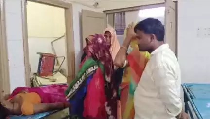 बांसवाड़ा: नाथपुराखुर्द गांव में खेतों में काम करते समय संदिग्ध हालत में तीन बच्चों की मां की मौत, शव मोर्चरी में रखा