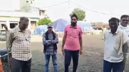 थानेसर: शाहाबाद मंडी से सूरजमुखी का कट्टा चुराने वाला एक आरोपी बाइक सहित किसानों द्वारा पकड़ा गया, पुलिस को सौंपा, दूसरा फरार