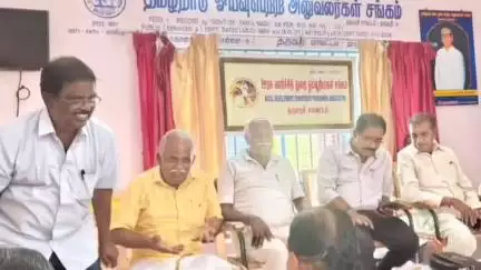 தருமபுரி: காலக்ட்ரேட் அருகே தமிழ்நாடு ஓய்வு பெற்ற அலுவலர் சங்க கூட்டரங்கில்  ஓய்வூதியர்கள் சங்க  ஆலோசனைக் கூட்டம் நடந்தது