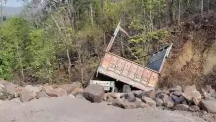 बटियागढ़: बटियागढ़-बकस्वाहा मार्ग पर घाटी मोड़ पर पहाड़ी से टकराया ट्रक, चालक मामूली रूप से घायल