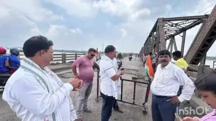 মেজিয়া: মেজিয়ার দামোদর নদীর উপর অবস্থিত মেজিয়া ব্রিজে সাফাই অভিজান কর্মসূচি করল মেজিয়া ব্লক তৃণমূল কংগ্রেস