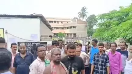 ময়না: প্রধান শিক্ষক ও সহশিক্ষকের মধ্যে হাতাহাতিতে উত্তেজনা ছড়াল মল্লিকচক হাইস্কুলে, স্কুলের গেটে তালা লাগিয়ে দিল অভিভাবকরা