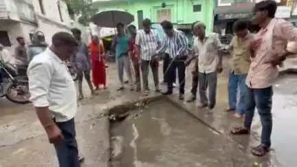 अंजड़: पाला बाजार में बारिश के पानी से भरे नाले में गिरा एक बाइक सवार, स्थानीय लोगों की मदद से बची जान