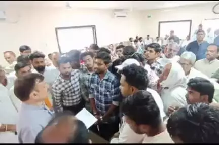 गाडरवारा: कैबिनेट मंत्री राव उदय प्रताप सिंह ने गाडरवारा स्थित अपने आवास पर क्षेत्रीय नागरिकों से की मुलाकात