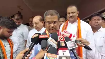 ବରଗଡ: ମ୍ୟାଟ୍ରିକ ପରୀକ୍ଷା ଫଳ ବାହାରି ନଥିବା ଘଟଣାକୁ ନେଇ ପ୍ରସନ୍ନ ଆଚାର୍ଯ୍ୟଙ୍କ ବାସଭବନରେ ପ୍ରତିକ୍ରିୟା ରଖିଲେ କେନ୍ଦ୍ର ଶିକ୍ଷାମନ୍ତ୍ରୀ