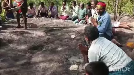 వెంకటాపురం: వర్షాలు సమృద్ధిగా కురవాలని కొత్తూరు దేవుని గుట్టపై గ్రామస్తుల వింతాచారం