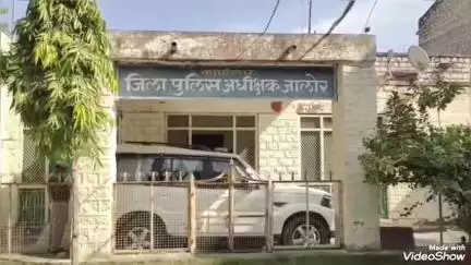 जालौर: बागरा थाना क्षेत्र में नाबालिग से रेप के आरोपी टीचर को अरेस्ट करने की मांग को लेकर एसपी से मिले पीड़ित परिजन