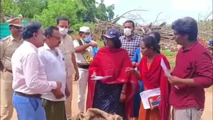 కొండలరావు పాలెంలో కోకో కొనుగోలు ప్రక్రియను ఆకస్మికంగా తనిఖీ చేసిన జిల్లా కలెక్టర్ కే.వెట్రిసెల్వి