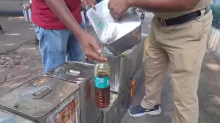 মুর্শিদাবাদ জিয়াগঞ্জ: জিয়াগঞ্জে নকল সরিষা তেলের কারখানায় অভিযান, উদ্ধার 735 লিটার তেল