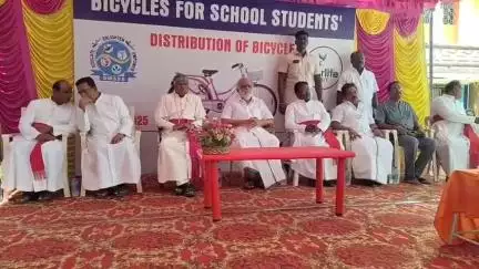 திண்டுக்கல் கிழக்கு: பாஜக இன பிரச்சாரத்தை எடுக்கின்றனர், அதனை மக்கள் ஏற்றுக் கொள்ளவில்லை- ஜான்பால் பள்ளியில் அமைச்சர் ஐ.பெரியசாமி பேட்டி