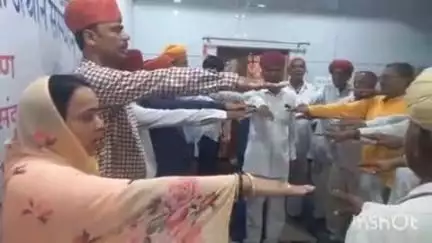 पोकरण: पूर्व जिला प्रमुख अंजना मेघवाल ने दिल्ली यूनिवर्सिटी के प्रोफेसर के साथ मेघवाल समाज के भवन में नशा मुक्ति की दिलाई शपथ