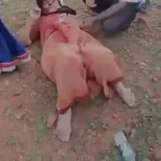 జొన్నల కొత్తపల్లి వద్ద టైరు పేలి పొలాల్లోకి దూసుకెళ్లి బోల్తా పడిన బొలెరో వాహనం, ఒకరు మృతి, 8 మందికి గాయాలు