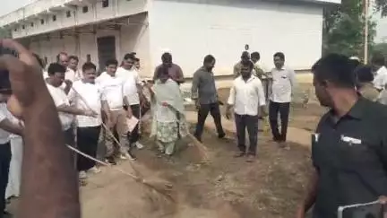 పట్టణంలో స్వర్ణాంధ్ర స్వచ్ఛ ఆంధ్ర కార్యక్రమంలో పాల్గొన్న ఎమ్మెల్యే జయసూర్య, మున్సిపల్ ఛైర్మన్, మార్కెట్ యార్డ్ ఛైర్మన్