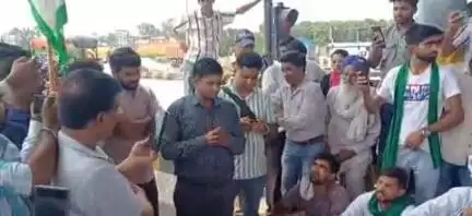 भगवानपुर: भारतीय किसान यूनियन टिकैत ने भगवानपुर के पास स्थित टोल प्लाजा पर किया धरना प्रदर्शन