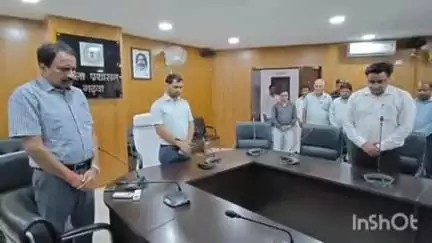 गढ़वा: कार्यपालक दंडाधिकारी मनोज कुमार के निधन पर गढ़वा समाहरणालय में शोक सभा की गई